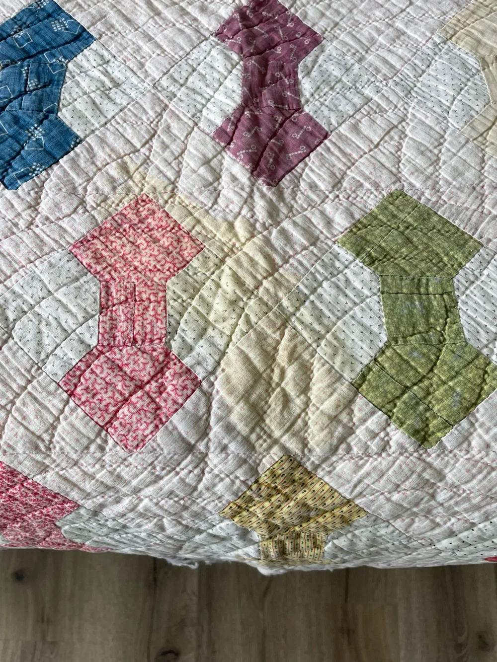 Antique 1930s 40s Bow Tie Quilt Feedsack Patchwork Hand Quilted Cutter Vintage